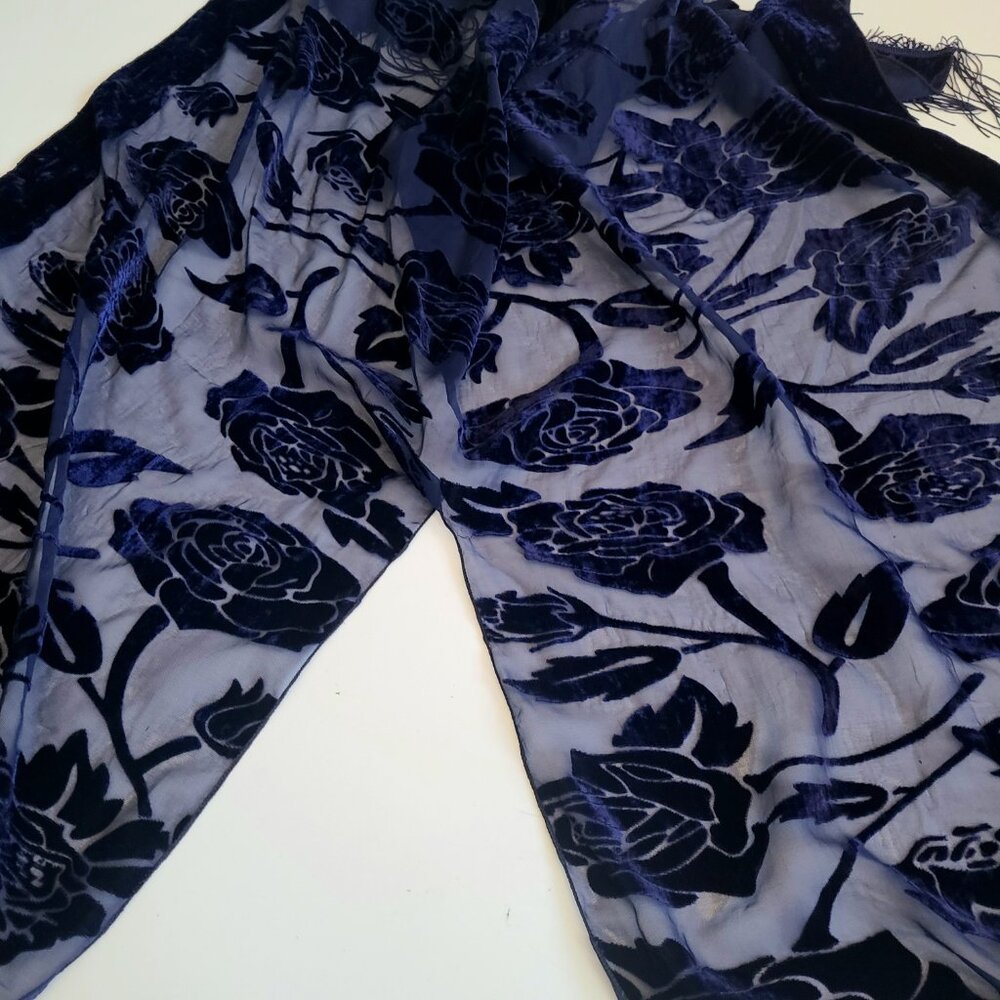 Dark blue shawl/wrap/cover with velvet roses. - Picture 5 of 8